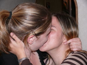 2 girls kissing  darokin Flickr