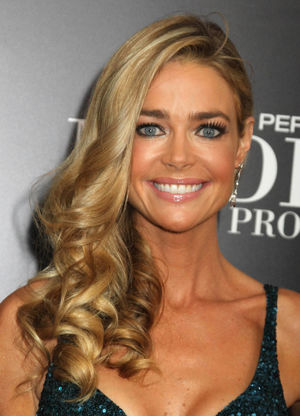 Denise Richards Sexy Cleavage Pics