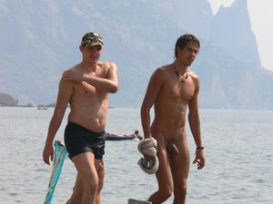 Barefoot Men: I love being a nudist!..