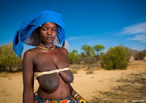 Mucubal Frauen zeigen Brust - Bilder von