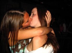 Amateur teen girls kissing video -