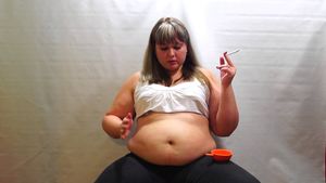 BBW smoke and the girl shows her..