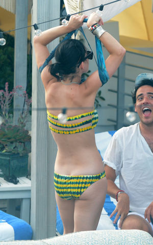 Upskirt Celebs Katy Perry bends over