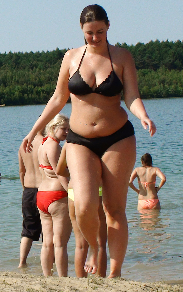 Взрослая толстая и молодой. Зрелые толстушки в купальнике. Толстушки в купальниках на пляже.